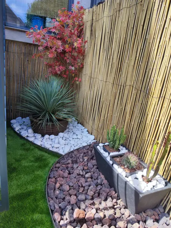 Jardín con plantas de agave y diseño mediterráneo