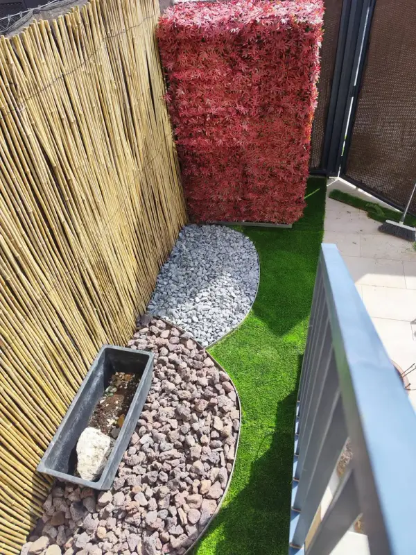 Césped natural con sistema de riego en jardín de Madrid