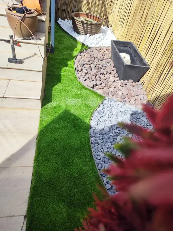 Jardín con césped natural recién sembrado y cuidado