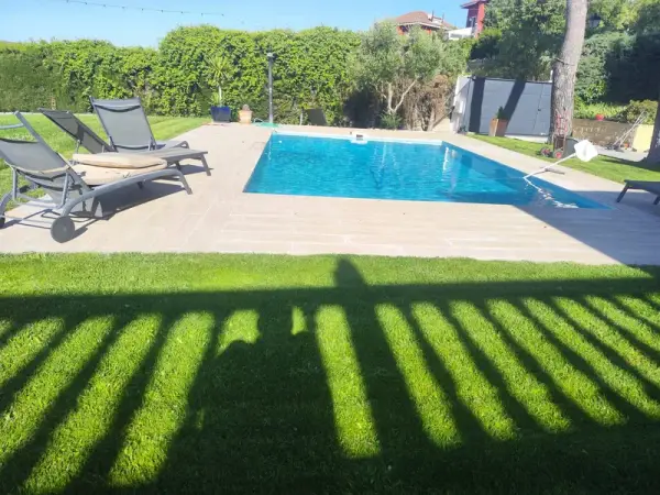 Piscina privada con zona ajardinada y tumbonas