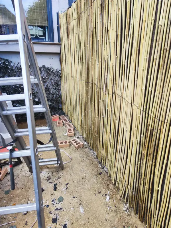 Terraza en obra con cañizo nuevo sobre terreno sin acabar