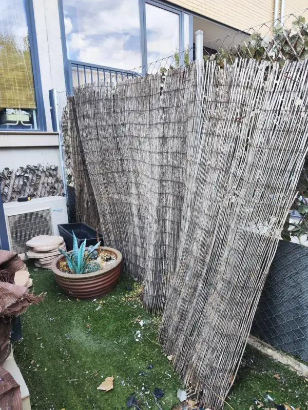 Terraza antes de la reforma, con cañizo deteriorado y maceta con agave